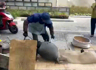 笑一笑！六十张搞笑动图：最佳损友，都是这么去看病号的嘛？-62.jpg