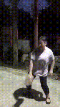 笑一笑！六十张搞笑动图：最佳损友，都是这么去看病号的嘛？-92.jpg