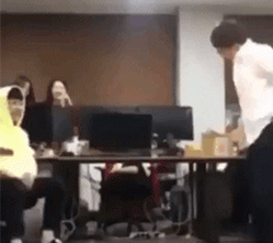 开怀大笑，50张搞笑动图：你这座位垫太会整事了，吓我一跳！-11.jpg