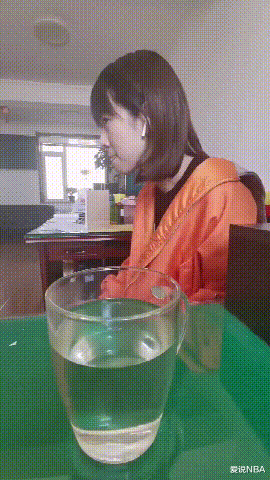 开怀大笑，50张搞笑动图：你这座位垫太会整事了，吓我一跳！-40.jpg