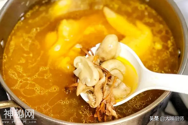 炖鸡汤，牢记“2做3不加”，鸡肉鲜嫩爽滑，鸡汤金黄鲜美，真好喝-2.jpg