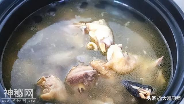 炖鸡汤，牢记“2做3不加”，鸡肉鲜嫩爽滑，鸡汤金黄鲜美，真好喝-6.jpg
