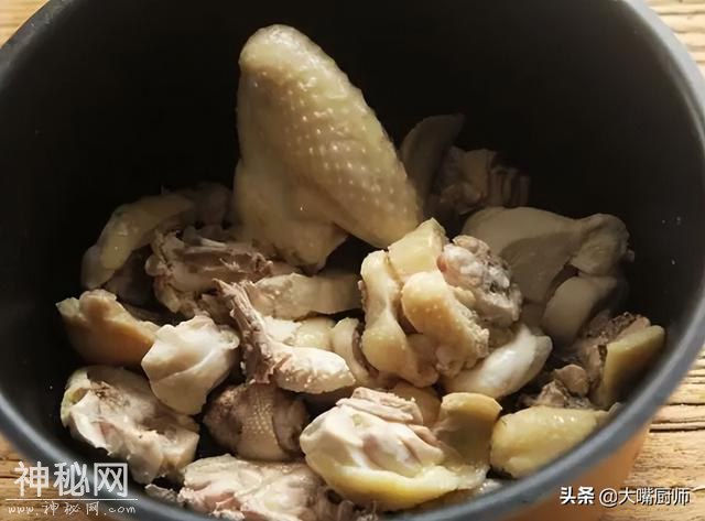 炖鸡汤，牢记“2做3不加”，鸡肉鲜嫩爽滑，鸡汤金黄鲜美，真好喝-8.jpg