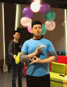 哈哈一笑，50张搞笑动图：披着床单就出门了，不怕被人围观吗？-4.jpg
