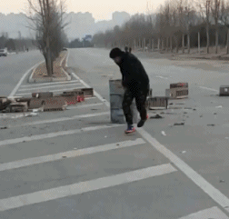哈哈一笑，50张搞笑动图：披着床单就出门了，不怕被人围观吗？-33.jpg