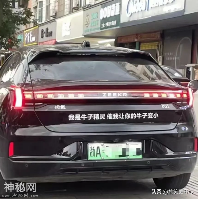 哈哈一笑，50张搞笑动图：披着床单就出门了，不怕被人围观吗？-39.jpg
