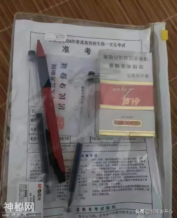 哈哈一笑，50张搞笑动图：披着床单就出门了，不怕被人围观吗？-43.jpg