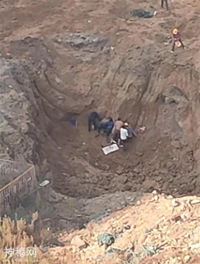 山西晋城一工地发现古墓有人“私挖”文物？当地：深坑内有宋代钱币，初步勘查不是古墓-1.jpg