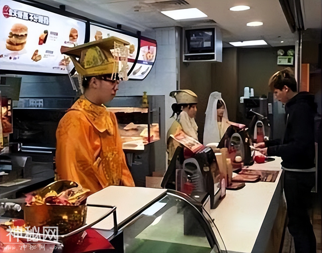 27张搞笑图片，带你笑翻天！自行车都撞不过，汽车厂家估计要哭了-7.jpg