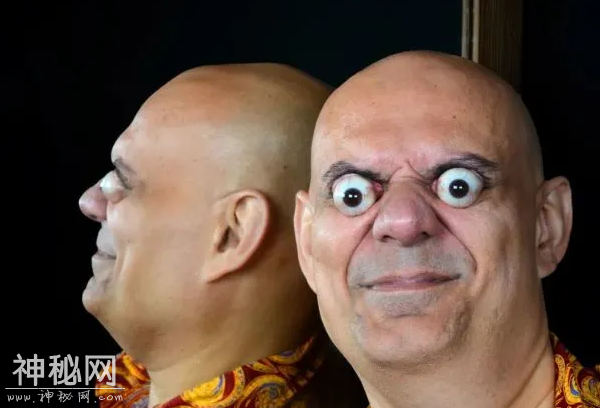 全球奇葩身体盘点，有人大嘴吞可乐，有人身体部位长度超于常人-11.jpg