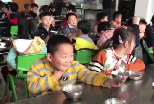 笑一笑，50张搞笑动图：请用一句话，证明你认识他！不许提姓名！-9.jpg