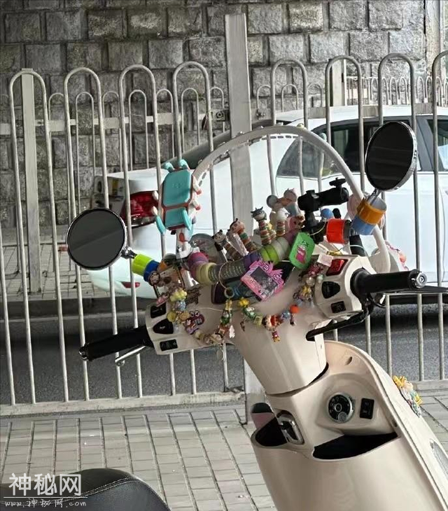 笑一笑，50张搞笑动图：请用一句话，证明你认识他！不许提姓名！-12.jpg