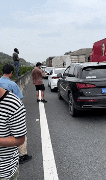笑一笑，50张搞笑动图：请用一句话，证明你认识他！不许提姓名！-14.jpg