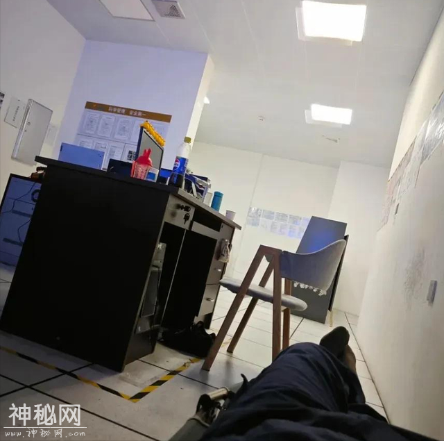 笑一笑，50张搞笑动图：请用一句话，证明你认识他！不许提姓名！-24.jpg