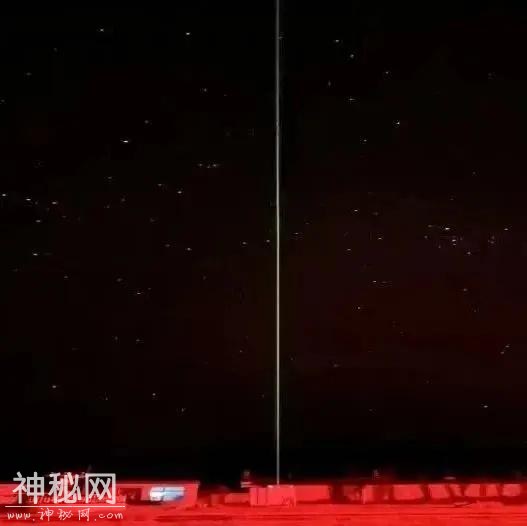 一夜刷屏！天空出现神秘绿光，是UFO吗？-3.jpg