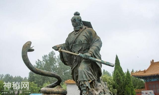 86年采石工发现古墓，225万枚铜钱铺成10米铜钱路，内藏惊人国宝-2.jpg