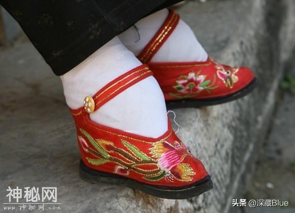 世界各地的奇异习俗和传统-15.jpg