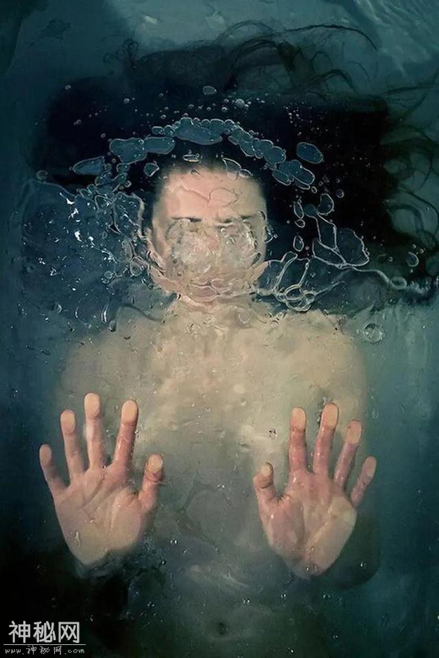笔触穿透灵魂！美女画家艾拉莎的人体美学，比裸体更赤裸-3.jpg