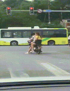 笑一笑，28组搞笑动图，狗子：怪不得贵呢，这茅子的味道确实不错-11.jpg