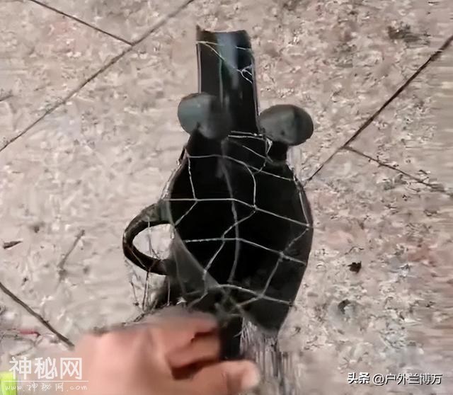 捞到“文物”了？山东男子撒网捕到奇怪东西，很像古代喝酒的杯子-6.jpg