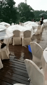 笑一笑，53张搞笑动图：他到现在，都还没意识到他拿了个啥吧！-29.jpg