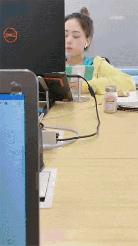 笑一笑，53张搞笑动图：他到现在，都还没意识到他拿了个啥吧！-58.jpg