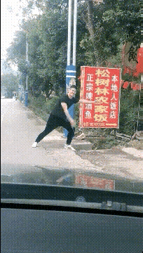 笑一笑，53张搞笑动图：他到现在，都还没意识到他拿了个啥吧！-73.jpg