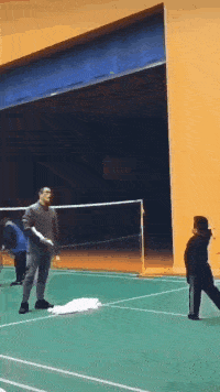 笑一笑，53张搞笑动图：他到现在，都还没意识到他拿了个啥吧！-101.jpg