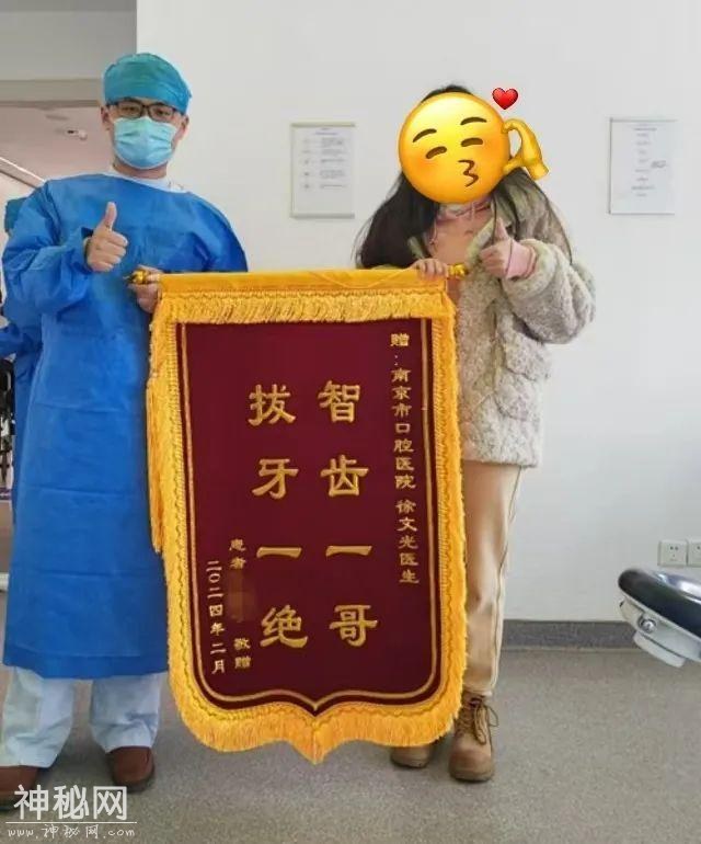 你相信光吗？上海民警收到后憋不住了！这届年轻人送的锦旗太搞笑！-21.jpg