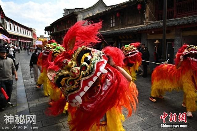 天南地北“闹”新春 各地游客感受古韵民俗-1.jpg