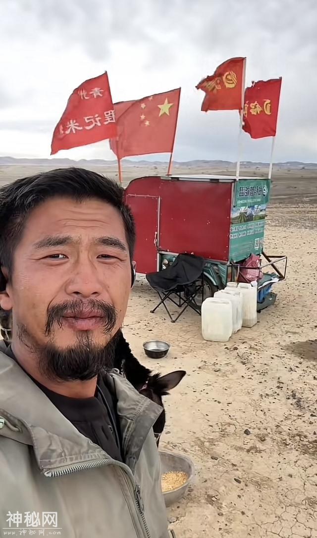 山东青州男子徒步旅行7000公里，花费5万元:15天走完罗布泊无人区-2.jpg