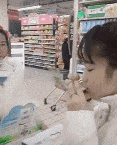 笑一笑，50张搞笑动图：向前去不了，往后倒退不了，尴尬！-14.jpg