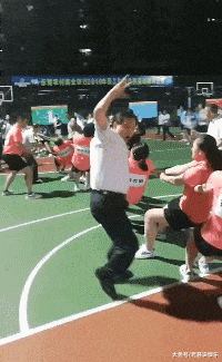 笑一笑，50张搞笑动图：向前去不了，往后倒退不了，尴尬！-17.jpg