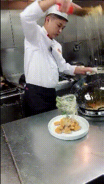 笑一笑，50张搞笑动图：向前去不了，往后倒退不了，尴尬！-33.jpg