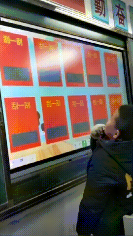 笑一笑，50张搞笑动图：向前去不了，往后倒退不了，尴尬！-45.jpg