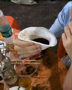笑一笑，50张搞笑动图：向前去不了，往后倒退不了，尴尬！-48.jpg