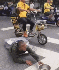 笑一笑，50张搞笑动图：向前去不了，往后倒退不了，尴尬！-52.jpg