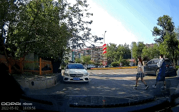 笑一笑，50张搞笑动图：向前去不了，往后倒退不了，尴尬！-83.jpg