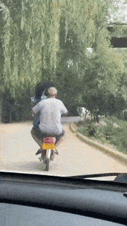 笑一笑，50张搞笑动图：向前去不了，往后倒退不了，尴尬！-107.jpg