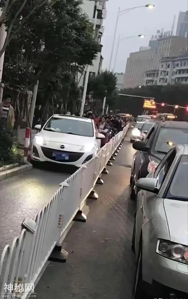 笑一笑，50张搞笑动图：向前去不了，往后倒退不了，尴尬！-119.jpg