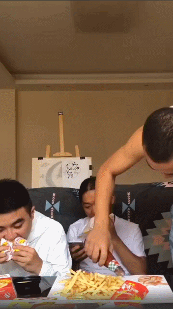 笑出好心情，30张搞笑动图：哥们你的功夫真好，没想到吧-14.jpg