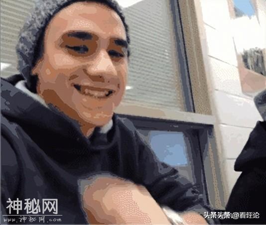 笑一笑，30张搞笑动图：年前那次，我就不该先出大王的。-4.jpg