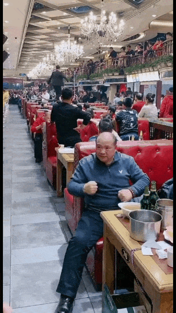 笑一笑，30张搞笑动图：年前那次，我就不该先出大王的。-29.jpg