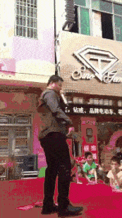 笑一笑，30张搞笑动图：年前那次，我就不该先出大王的。-30.jpg